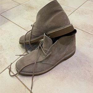 Men’s Clark blockheel chukka boot.